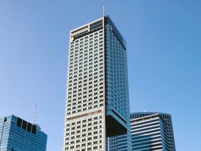白天蓝天下的白色混凝土建筑